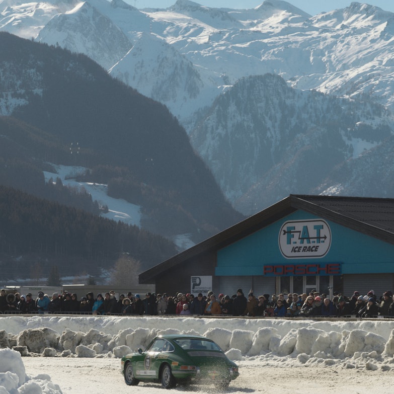 Porsche auf dem vereisten Flugplatzgelände des Ice Race