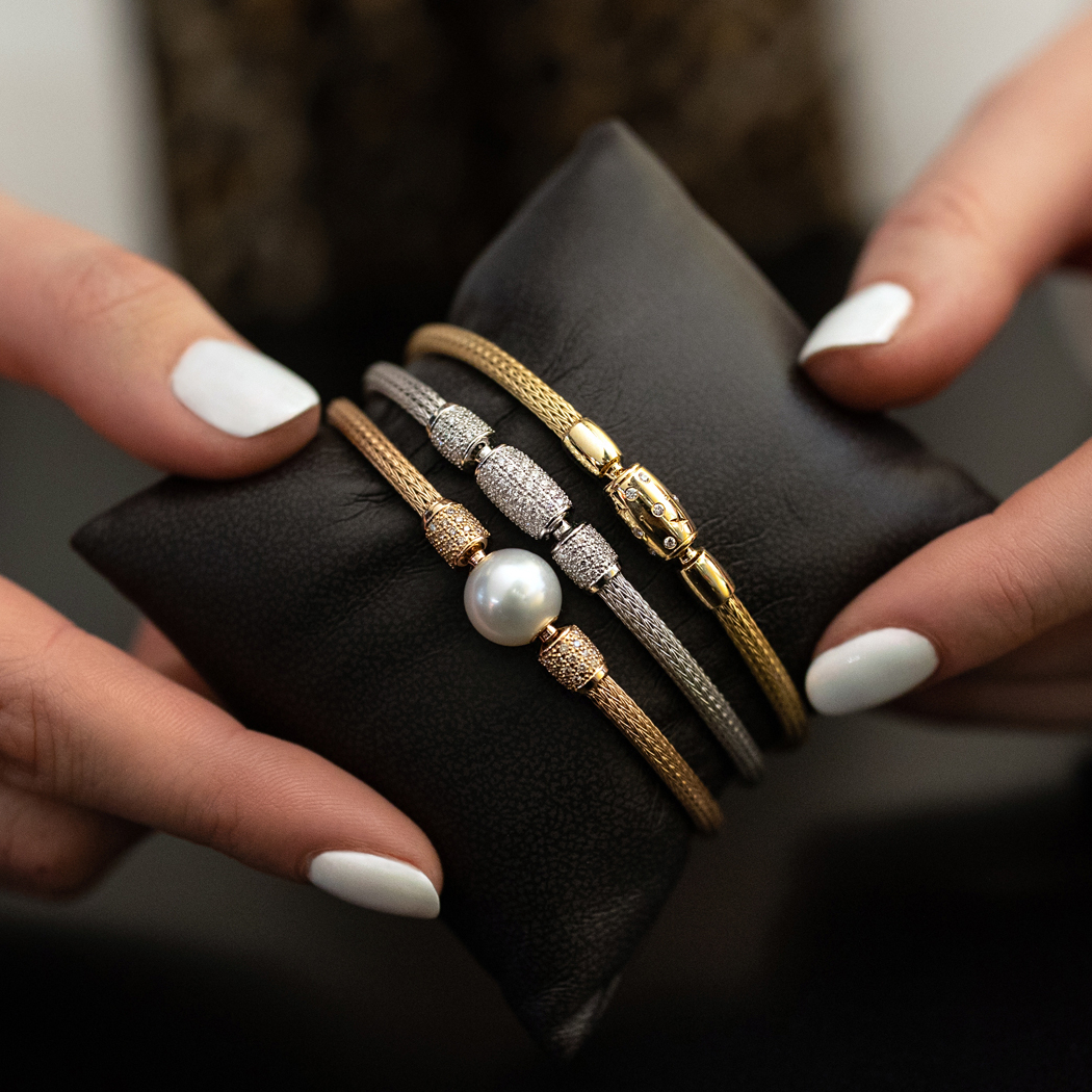 Jörg Heinz Flex Kollektionsbild - drei Armbänder auf einem schwarzen Kissen