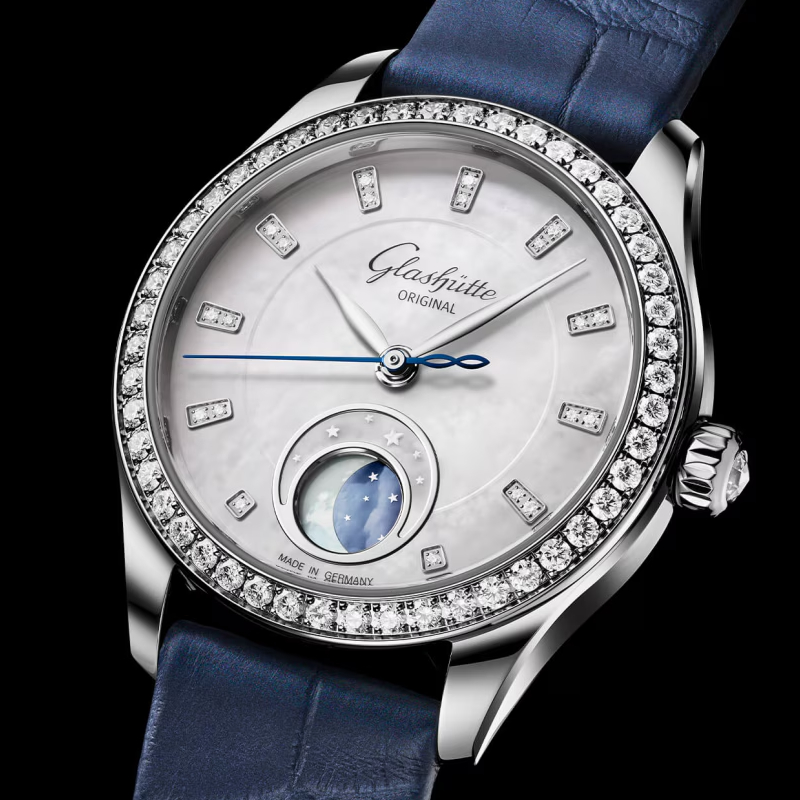 Neuheiten 2024 - Bildgalerie Glashütte Original Lady Serenade mit Perlmutt-Zifferblatt und blauem Lederarmband
