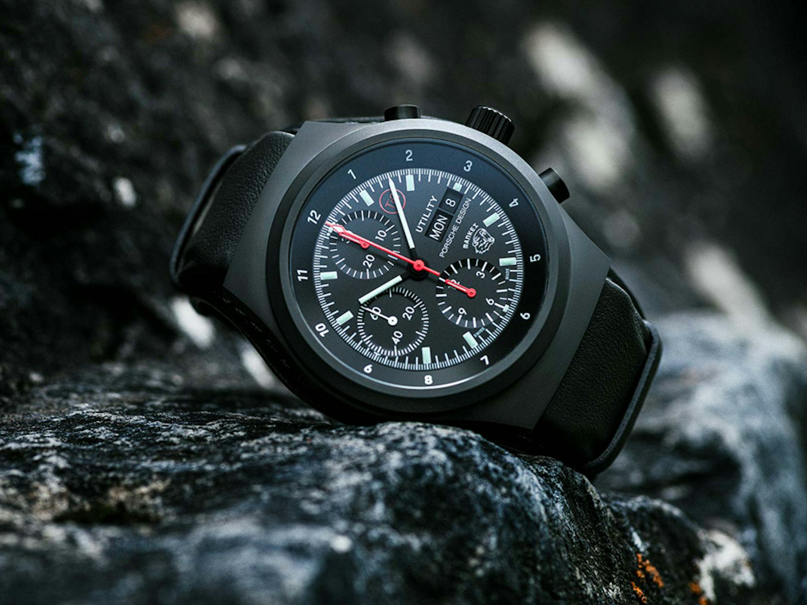 Neuheiten 2024 - Chronograph 1 Utility –Limited Edition in schwarz mit Lederband auf einem Felsen liegend