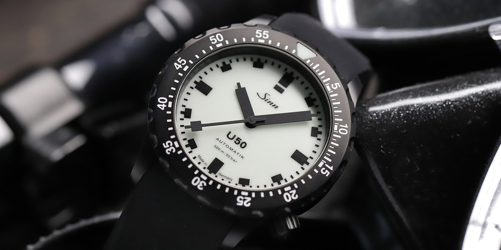 Neuheiten 2024 - Sinn Spezialuhren U50 S L Modell mit schwarzem Gehäuse, leuchtendem Zifferblatt und Kautschukband