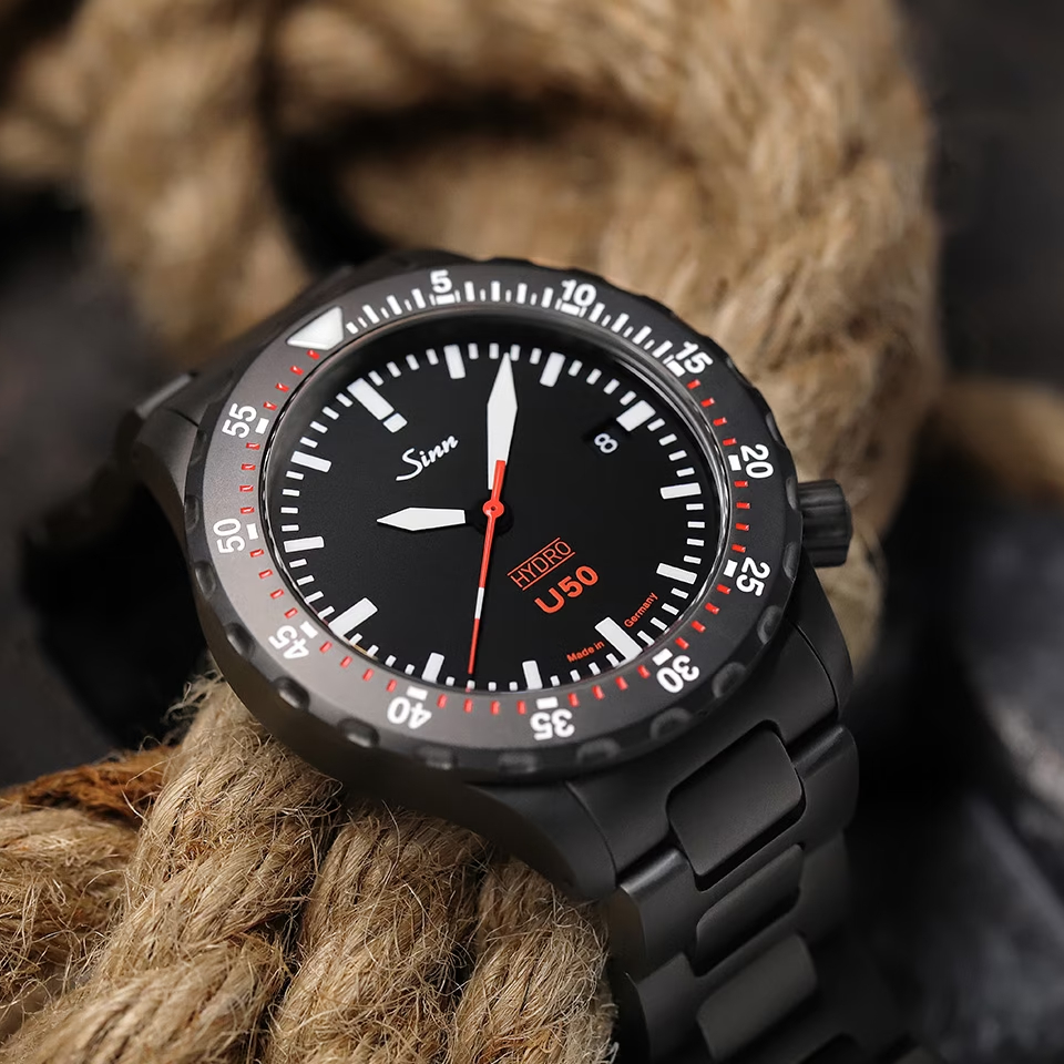 Neuheiten 2024 - Bildgalerie Sinn Spezialuhren U50 HYDRO Modell mit schwarzem Zifferblatt und komplett schwarzem Gehäuse