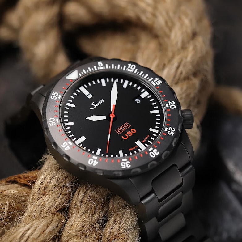 Neuheiten 2024 - Bildgalerie Sinn Spezialuhren U50 HYDRO Modell mit schwarzem Zifferblatt und komplett schwarzem Gehäuse