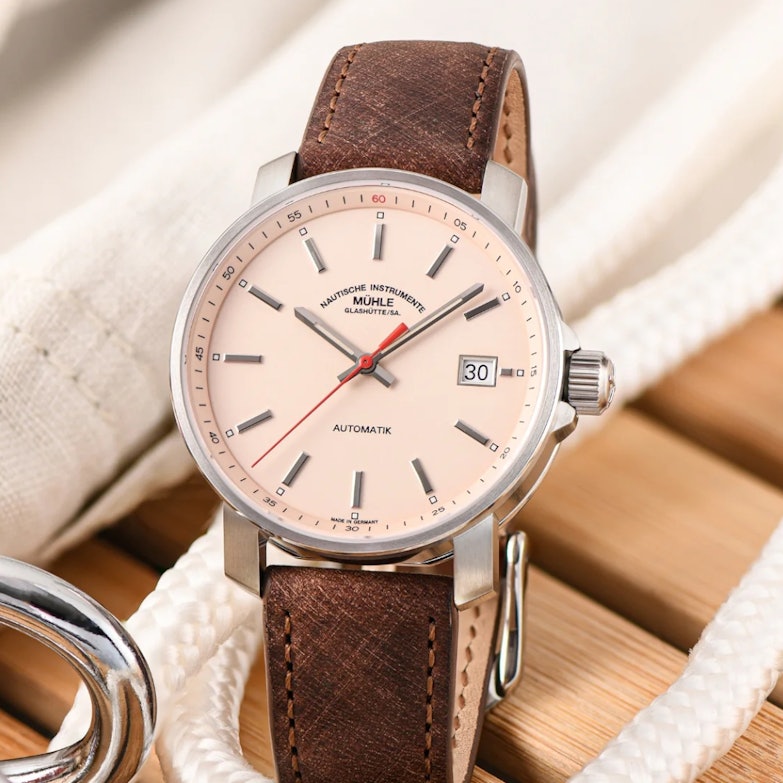 Neuheiten 2024 - Bildgalerie Mühle Glashütte 29er Modell mit apricot Zifferblatt und Lederband Beauty