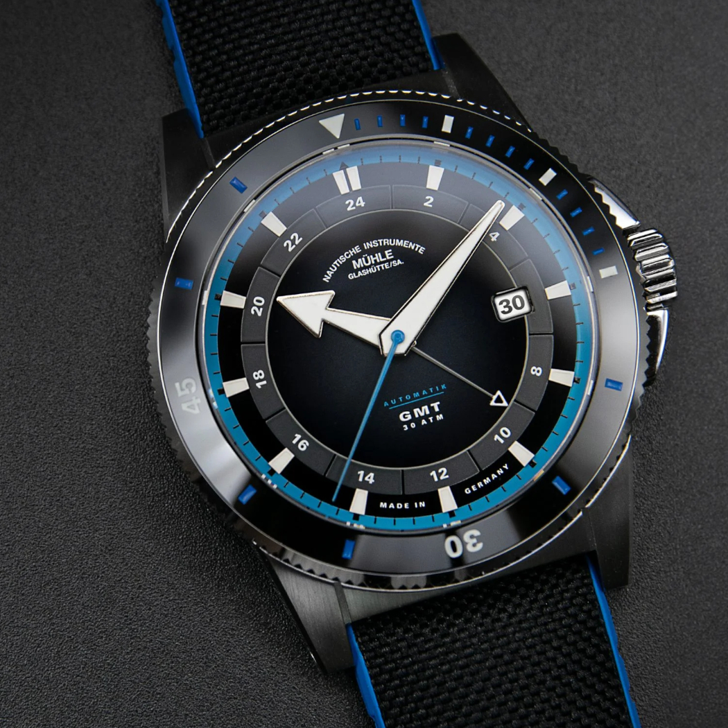 Neuheiten 2024 - Bildgalerie Mühle Glashütte Sportivo Travel GMT liegend