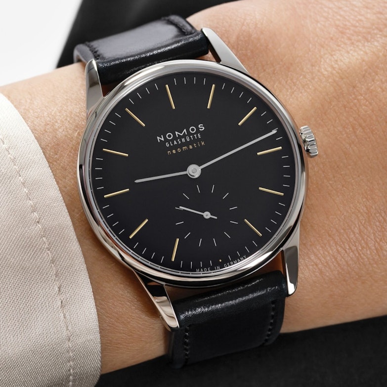 Neuheiten 2024 - Bildgalerie Nomos Glashütte Orion neomatik new black mit schwarzem Zifferblatt und Lederband
