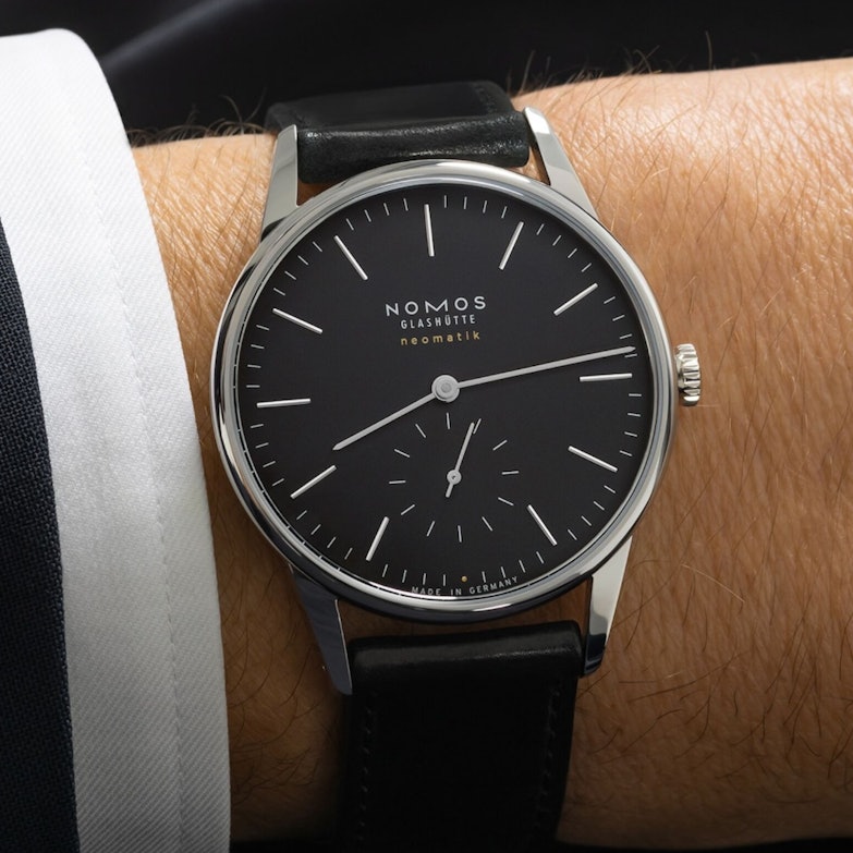 Neuheiten 2024 - Bildgalerie Nomos Glashütte Orion neomatik 39 new black mit schwarzem Zifferblatt und Lederband