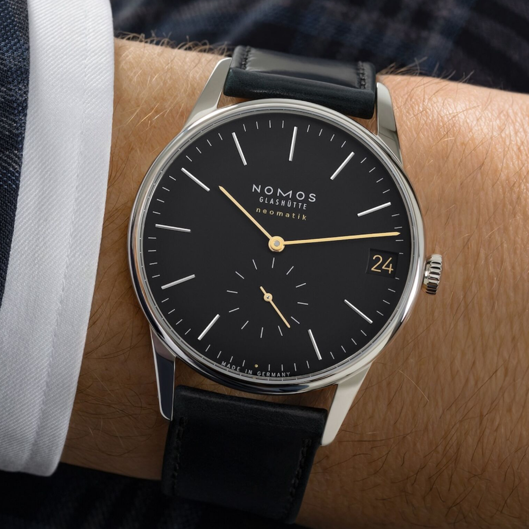 Neuheiten 2024 - Bildgalerie Nomos Glashütte Orion neomatik 41 Datum new black mit schwarzem Zifferblatt und Lederband