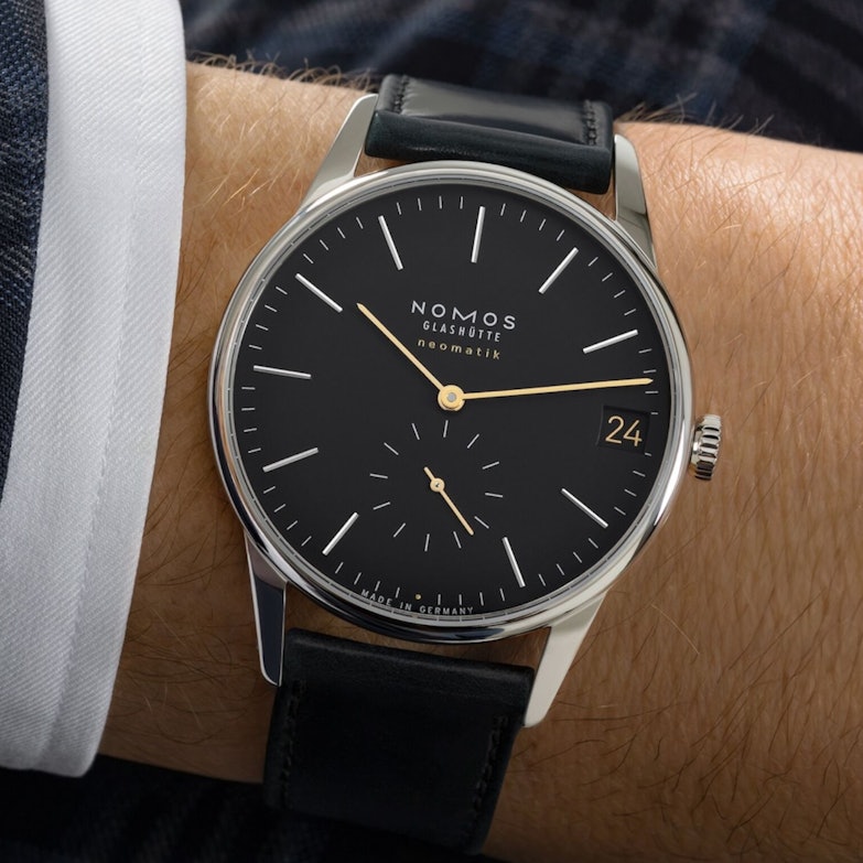 Neuheiten 2024 - Bildgalerie Nomos Glashütte Orion neomatik 41 Datum new black mit schwarzem Zifferblatt und Lederband