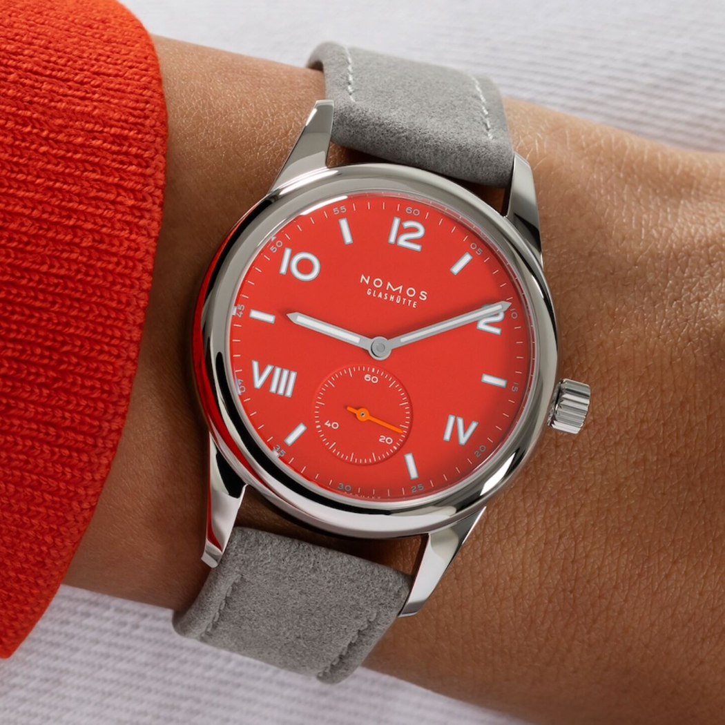 Neuheiten 2024 - Bildgalerie Nomos Glashütte Club Campus Nonstop Red mit rotem Zifferblatt und grauen Lederband