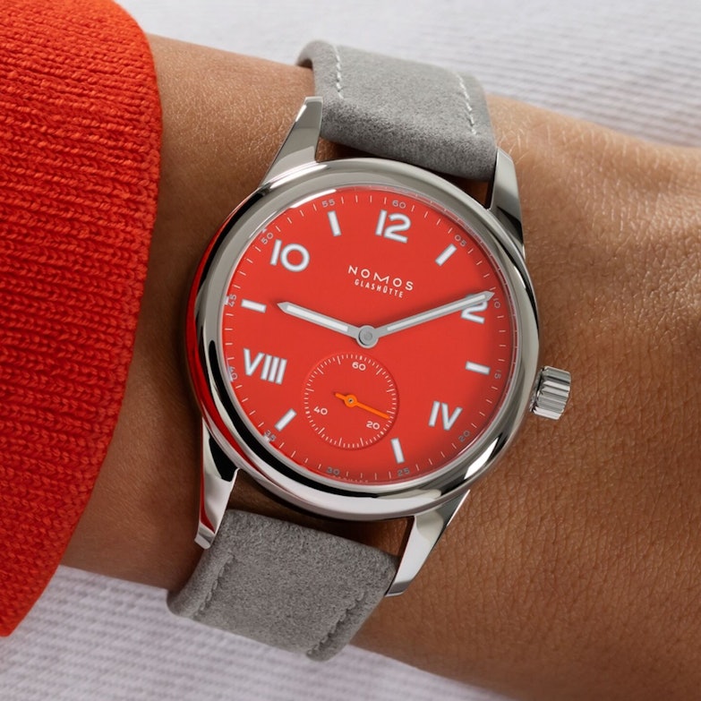 Neuheiten 2024 - Bildgalerie Nomos Glashütte Club Campus Nonstop Red mit rotem Zifferblatt und grauen Lederband