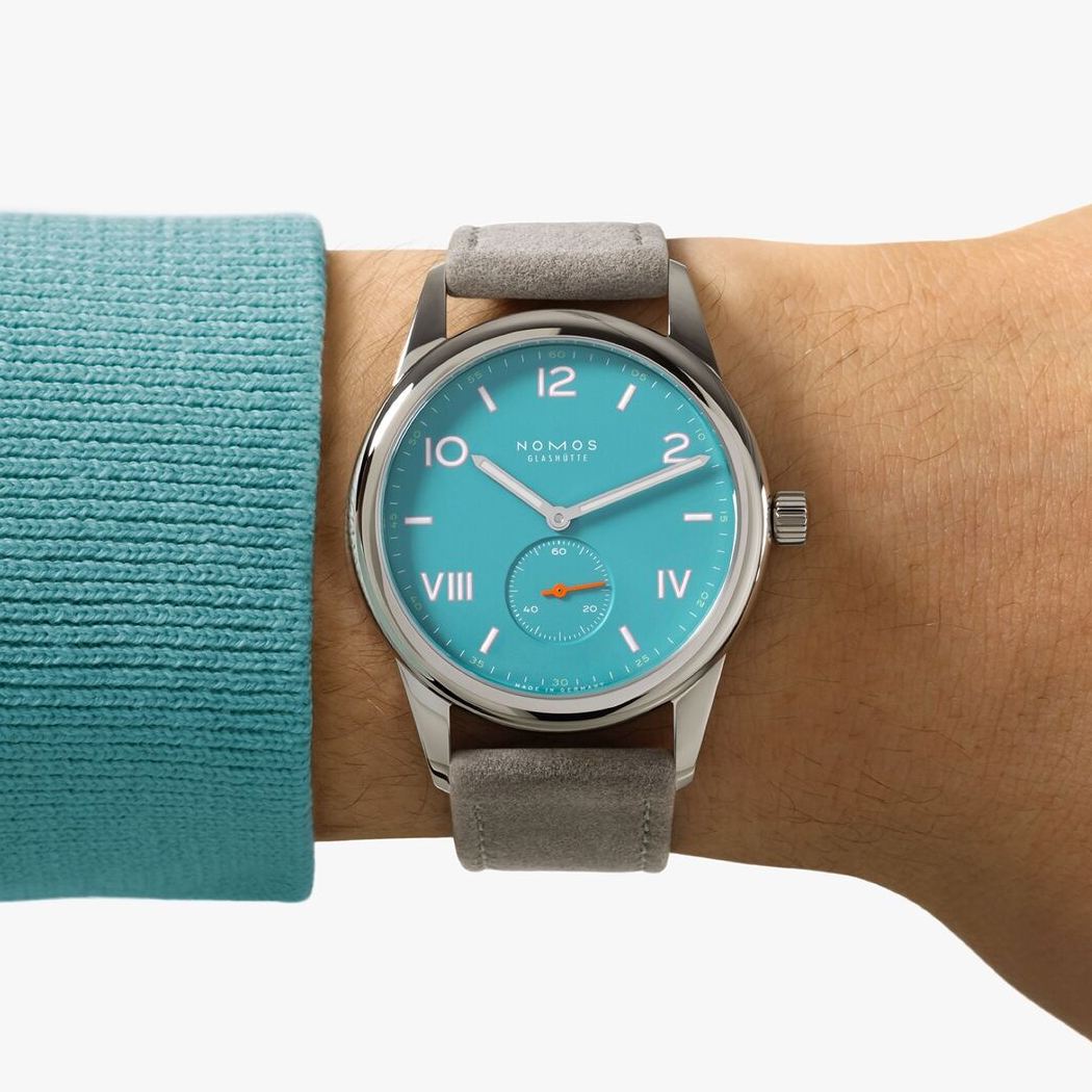 Neuheiten 2024 - Bildgalerie Nomos Glashütte Club Campus Endless Blue mit blauem Zifferblatt und grauen Lederband