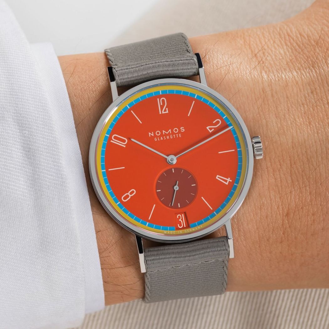 Nomos Tangente Kollektionsbild - Tangente 38 Datum "175 Years of Watchmaking" Sportbunt Modell an einem Handgelenk