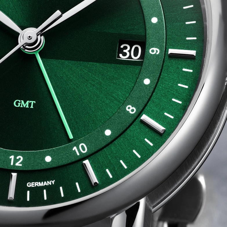 Neuheiten 2024 - Bildgalerie Mühle Glashütte Teutonia II GMT mit dunkelgrünem Zifferblatt und grünem Lederband 2