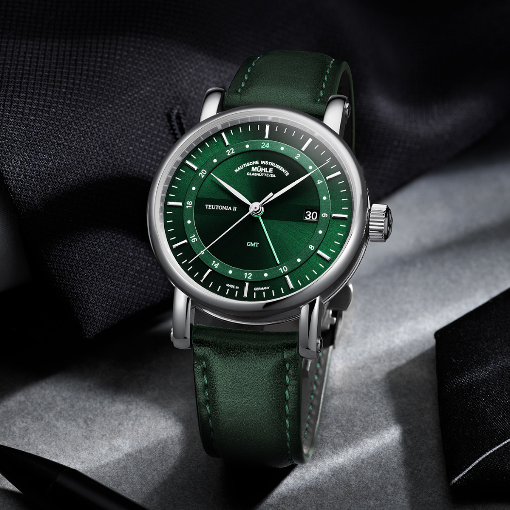 Neuheiten 2024 - Bildgalerie Mühle Glashütte Teutonia II GMT mit dunkelgrünem Zifferblatt und grünem Lederband 3