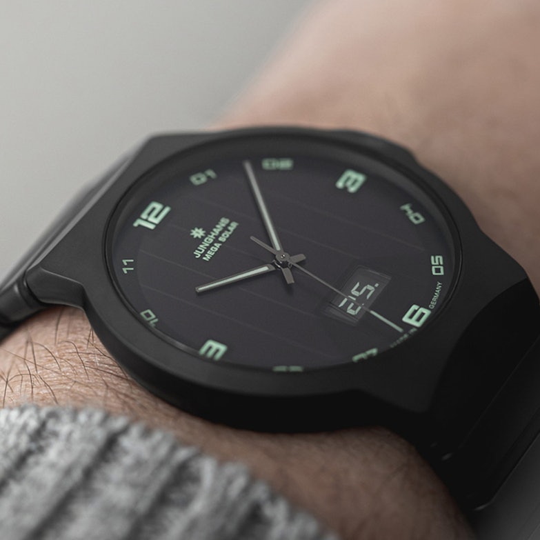 Neuheiten 2024 - Bildgalerie Junghans Performance Force Mega Solar mit schwarzem Zifferblatt und rotem Kautschukband