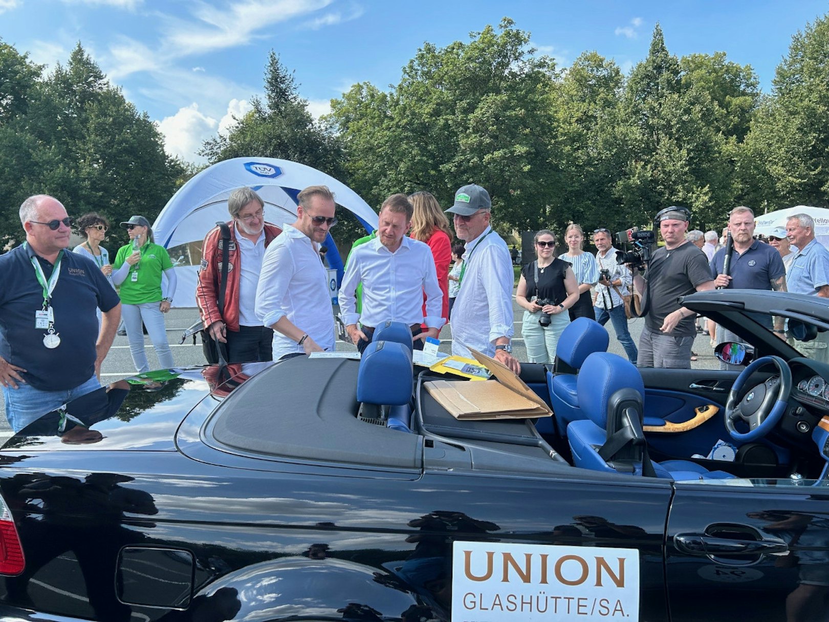 Ministerpräsident Michael Kretzschmer im Gespräch mit Franz Linder, Chef von Union Glashütte (rechts)