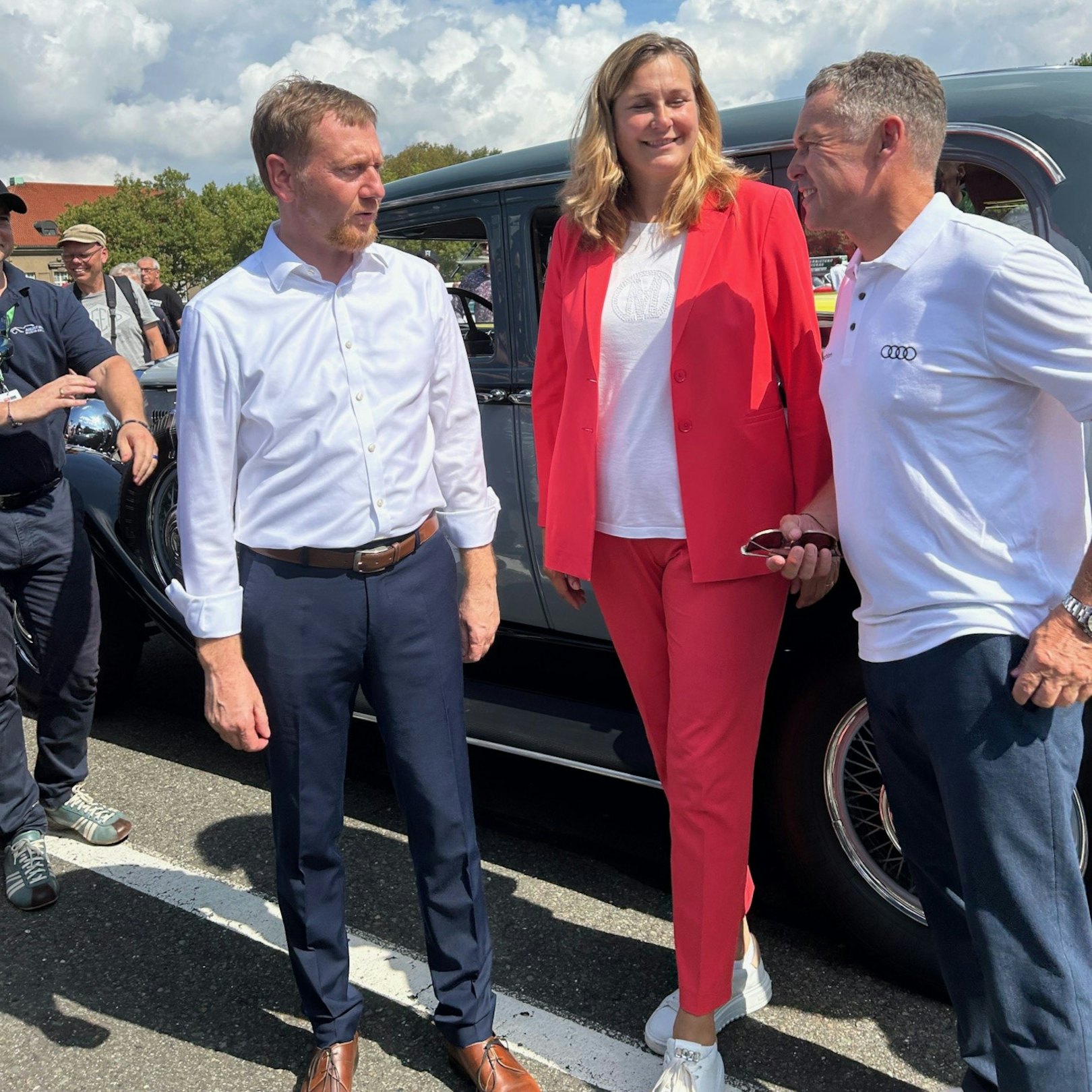 Newsbeitrag Sachsen Classic 2024 - Tag 1 Ministerpräsident Michael Kretzschmar und Zwickaus Bürgermeisterin Constanze Arndt im Gespräch mit Tom Kristiansen