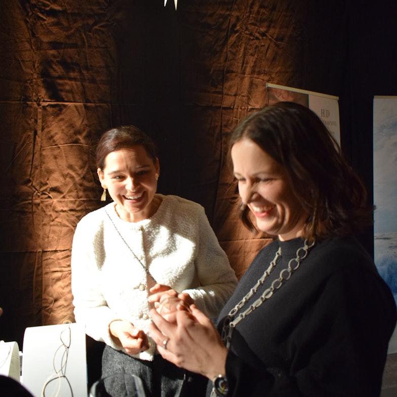 Austausch über neue Kollektionen und raffinierte Schmuckstücke