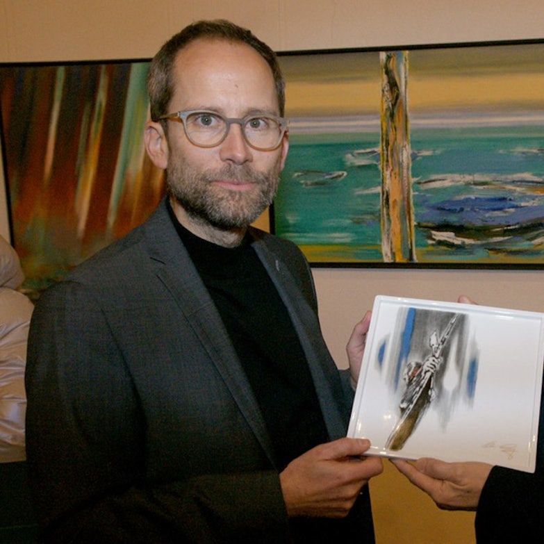 Carsten Schmidt-Kippig (links) und Christian Lang (rechts) in seiner Ausstellung in der Jakobikirche.