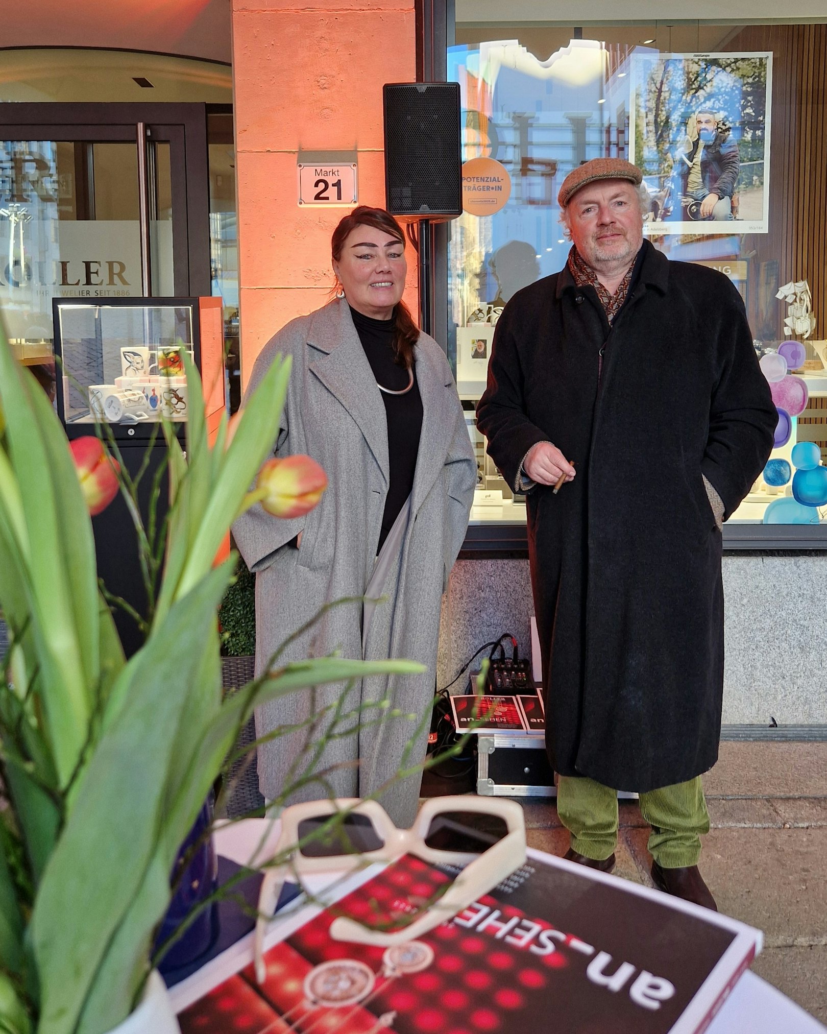 Dagmar Zemke (links) und Osmar Osten (rechts) zu Besuch unter den Arkaden des Juwelier Roller | Ateliers.
