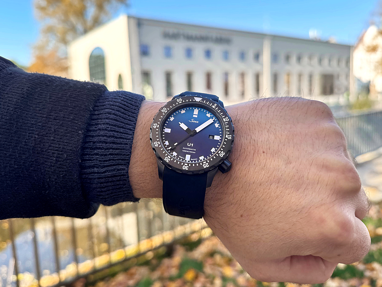 Die Sinn U1 Juwelier Roller Chemnitz Kulturhauptstadt2025 Sonderedition vor der Kulturhauptstadt-Zentrale, der Hartmannfabrik.