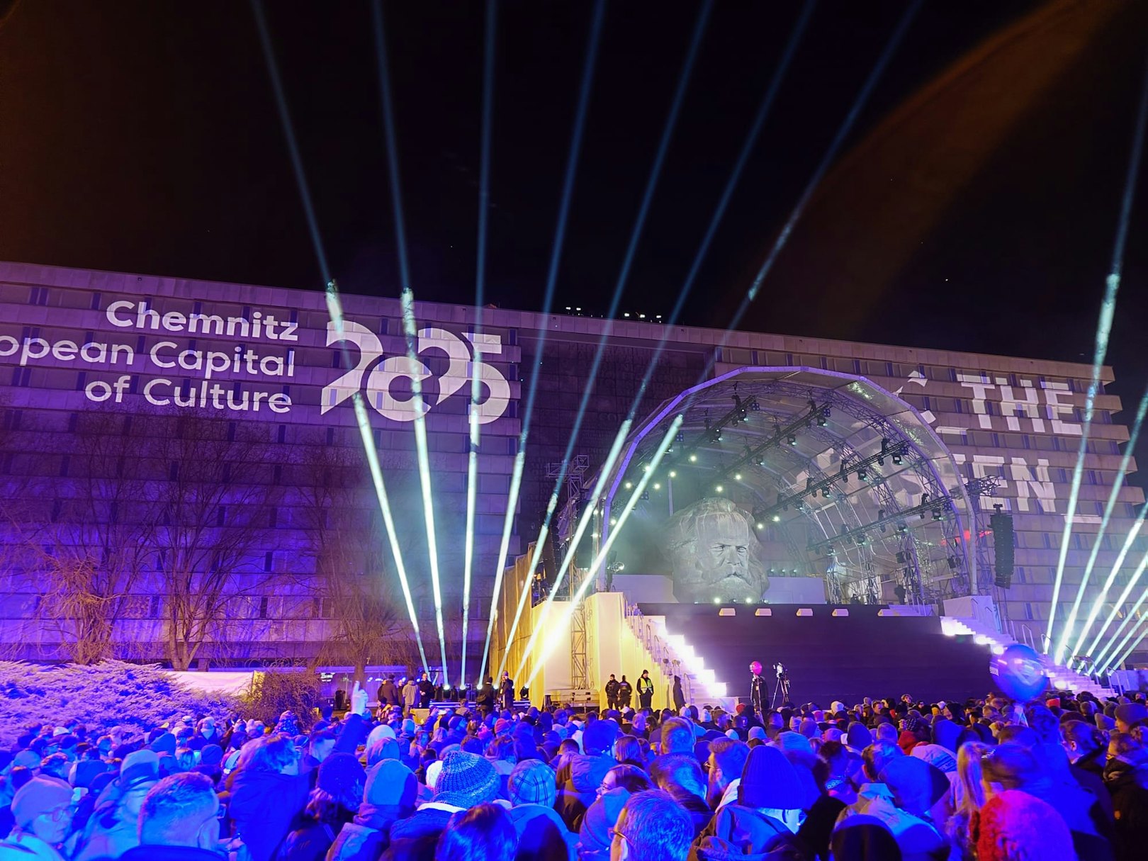 Eröffnungsveranstaltung der Kulturhauptstadt2025 am Karl-Marx Monument, Chemnitz.
