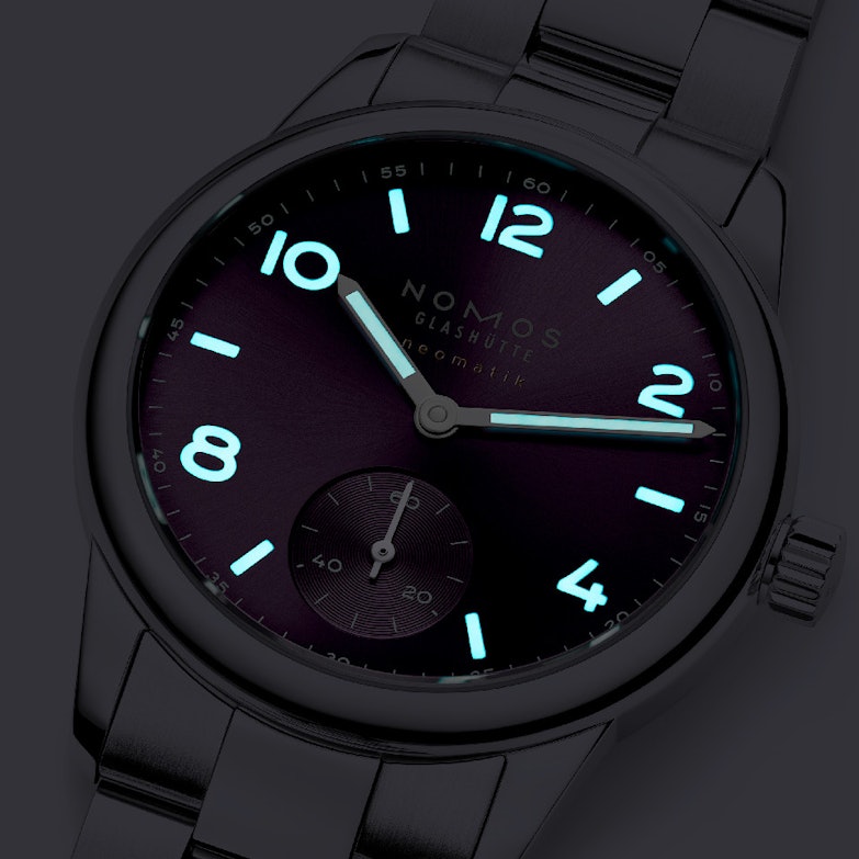 NOMOS Glashütte Club Sport neomatik 34 in Dunkelheit