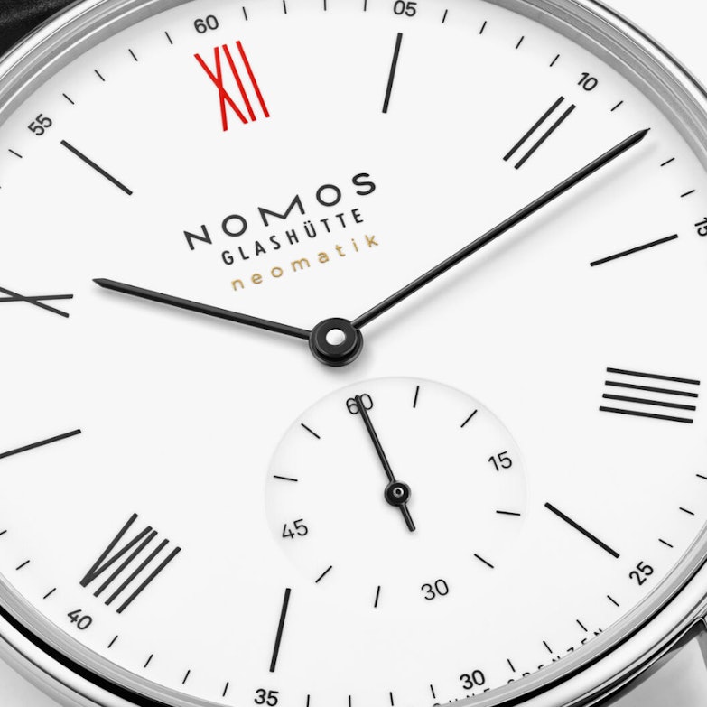 NOMOS Glashütte Ludwig 39 Neomatik "Ärzte ohne Grenzen" Zifferblatt