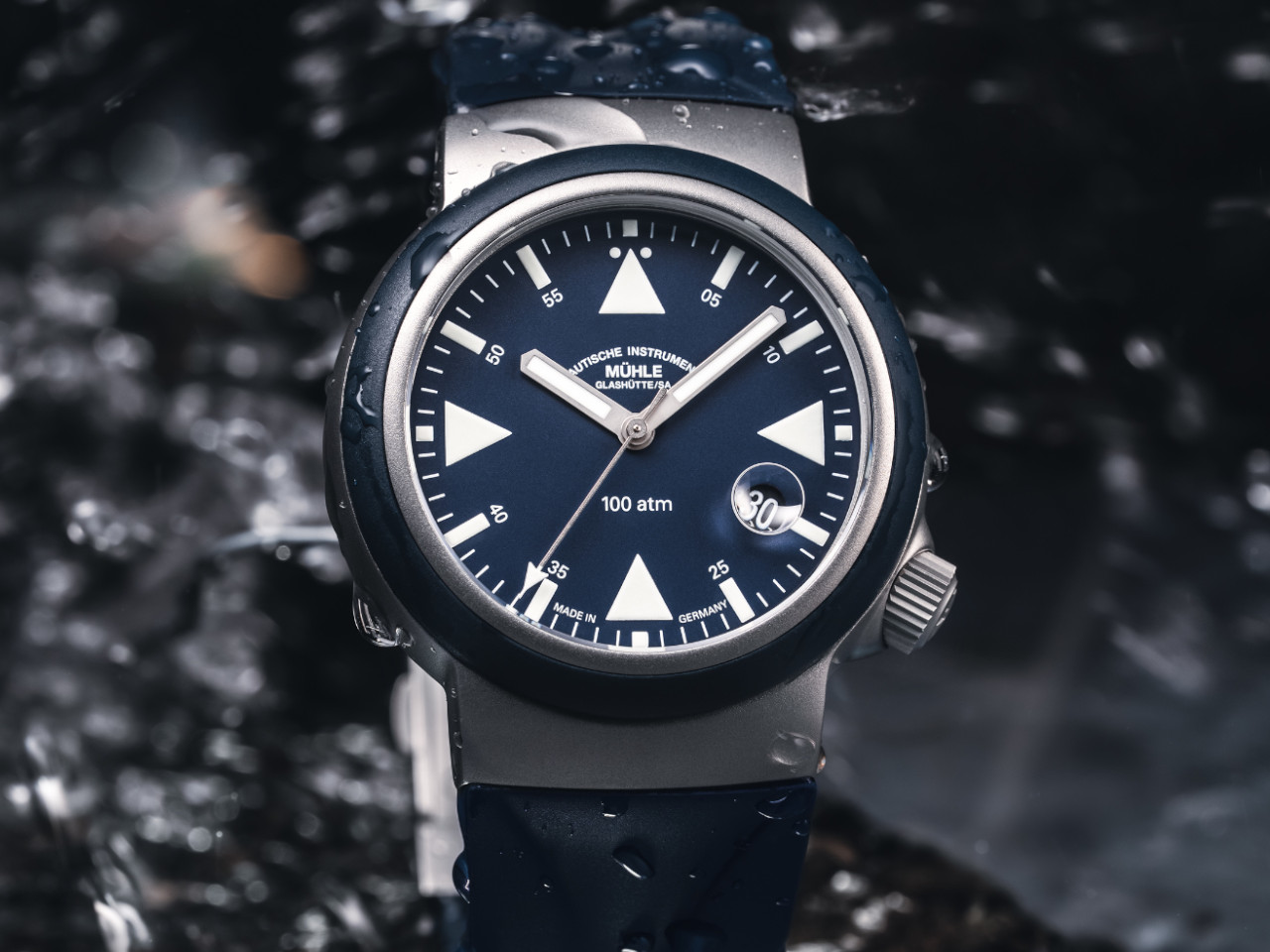 Mühle Glashütte S.A.R. Rescue-Timer Nautikblau blaues Zifferblatt blaues Kautschukband Ansicht