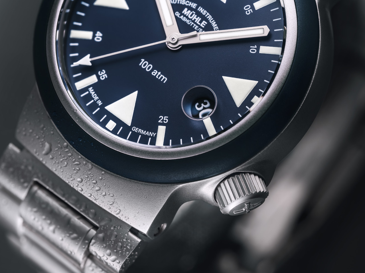 Mühle Glashütte S.A.R. Rescue-Timer Nautikblau blaues Zifferblatt Metallband Zifferblatt