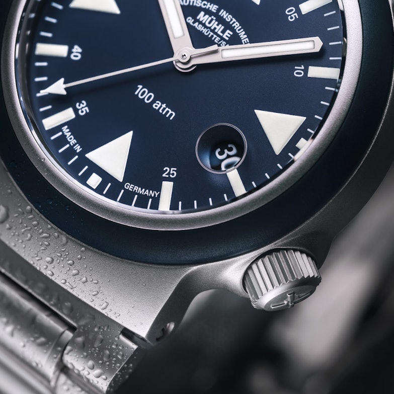 Mühle Glashütte S.A.R. Rescue-Timer Nautikblau blaues Zifferblatt Metallband Zifferblatt