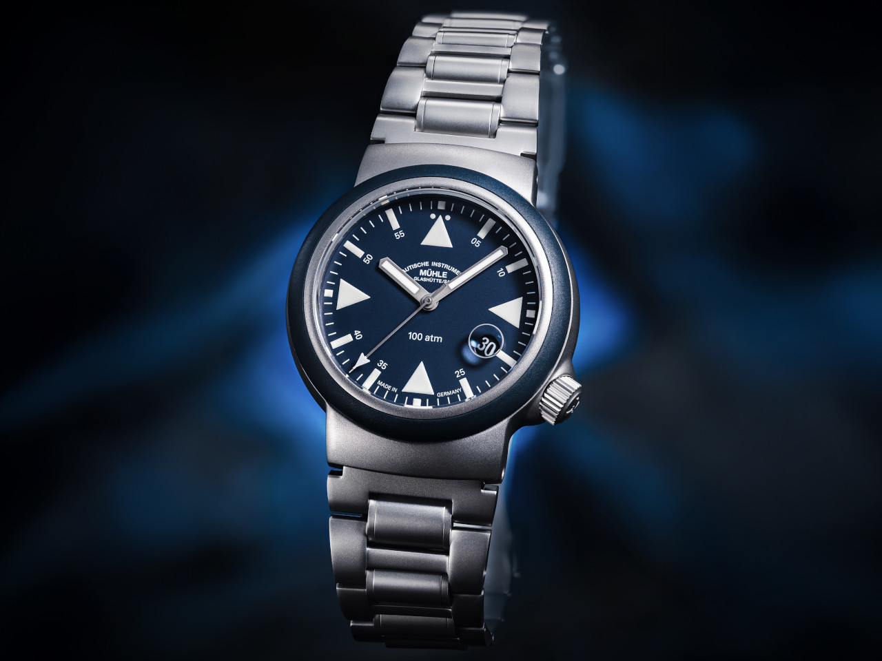 Mühle Glashütte S.A.R. Rescue-Timer Nautikblau blaues Zifferblatt Metallband Ansicht