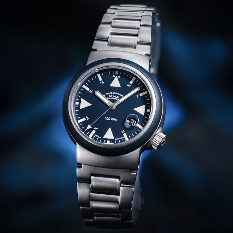 Mühle Glashütte S.A.R. Rescue-Timer Nautikblau blaues Zifferblatt Metallband Ansicht