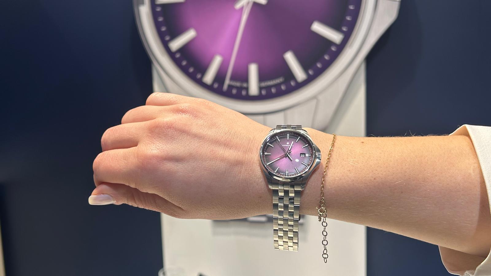 Junghans Meister Damenuhr in strahlendem Violett