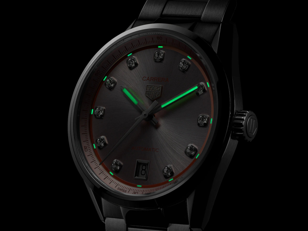 TAG Heuer Carrera Date Automatik Edelstahl 36mm lachsfarbenes Zifferblatt mit Brillanten Metallband im Dunkeln