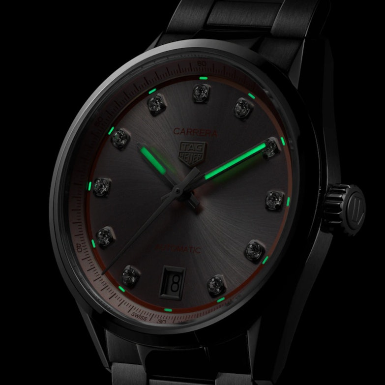 TAG Heuer Carrera Date Automatik Edelstahl 36mm lachsfarbenes Zifferblatt mit Brillanten Metallband im Dunkeln