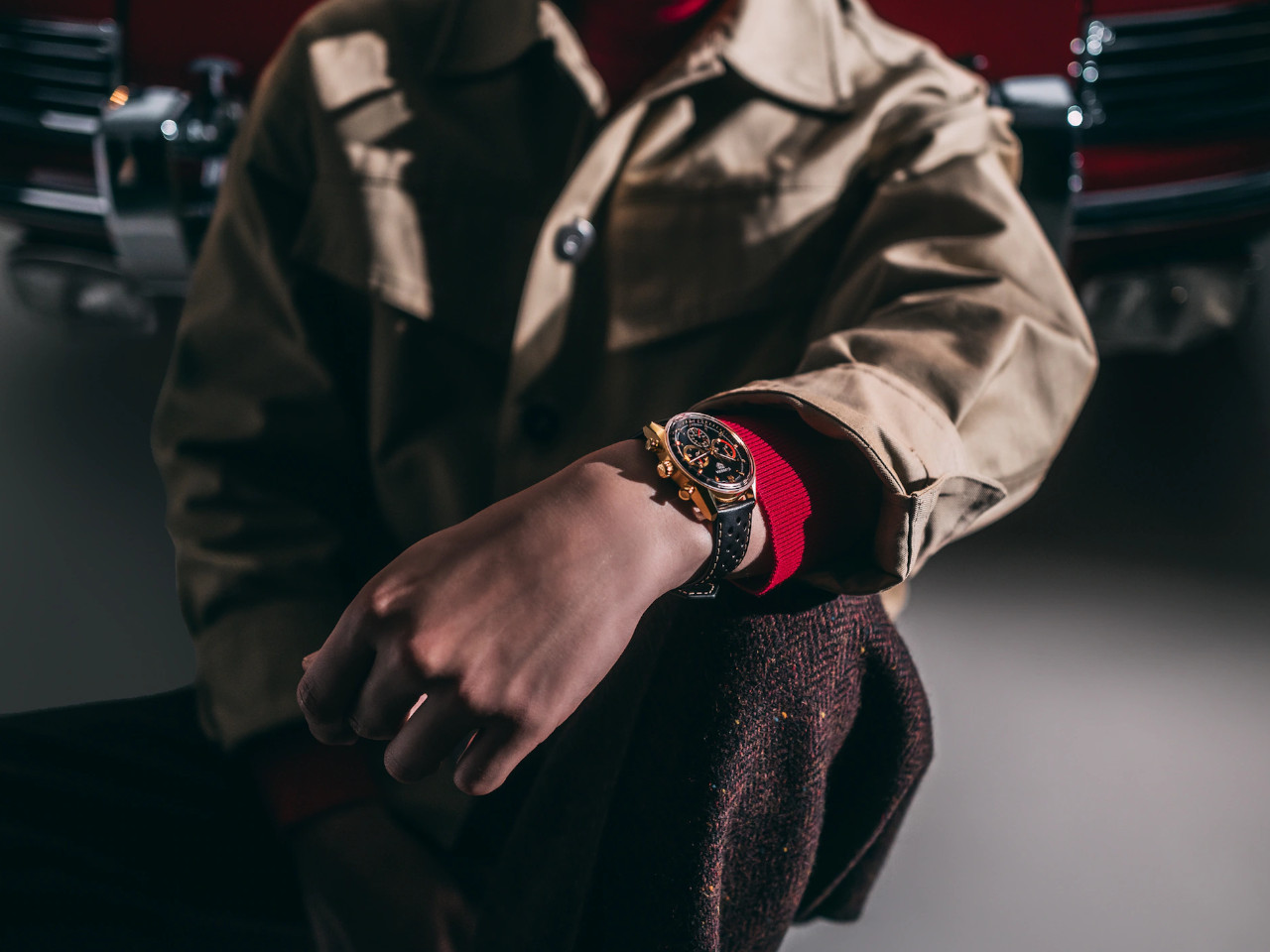 TAG Heuer Carrera Chronosprint X Porsche Rallye Limited Edition Automatik Gelbgold 42mm schwarzes Zifferblatt schwarzes Lederband am Arm