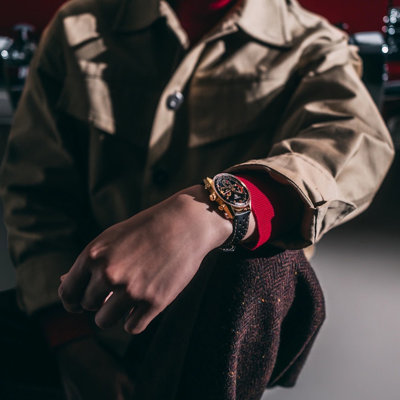 TAG Heuer Carrera Chronosprint X Porsche Rallye Limited Edition Automatik Gelbgold 42mm schwarzes Zifferblatt schwarzes Lederband am Arm