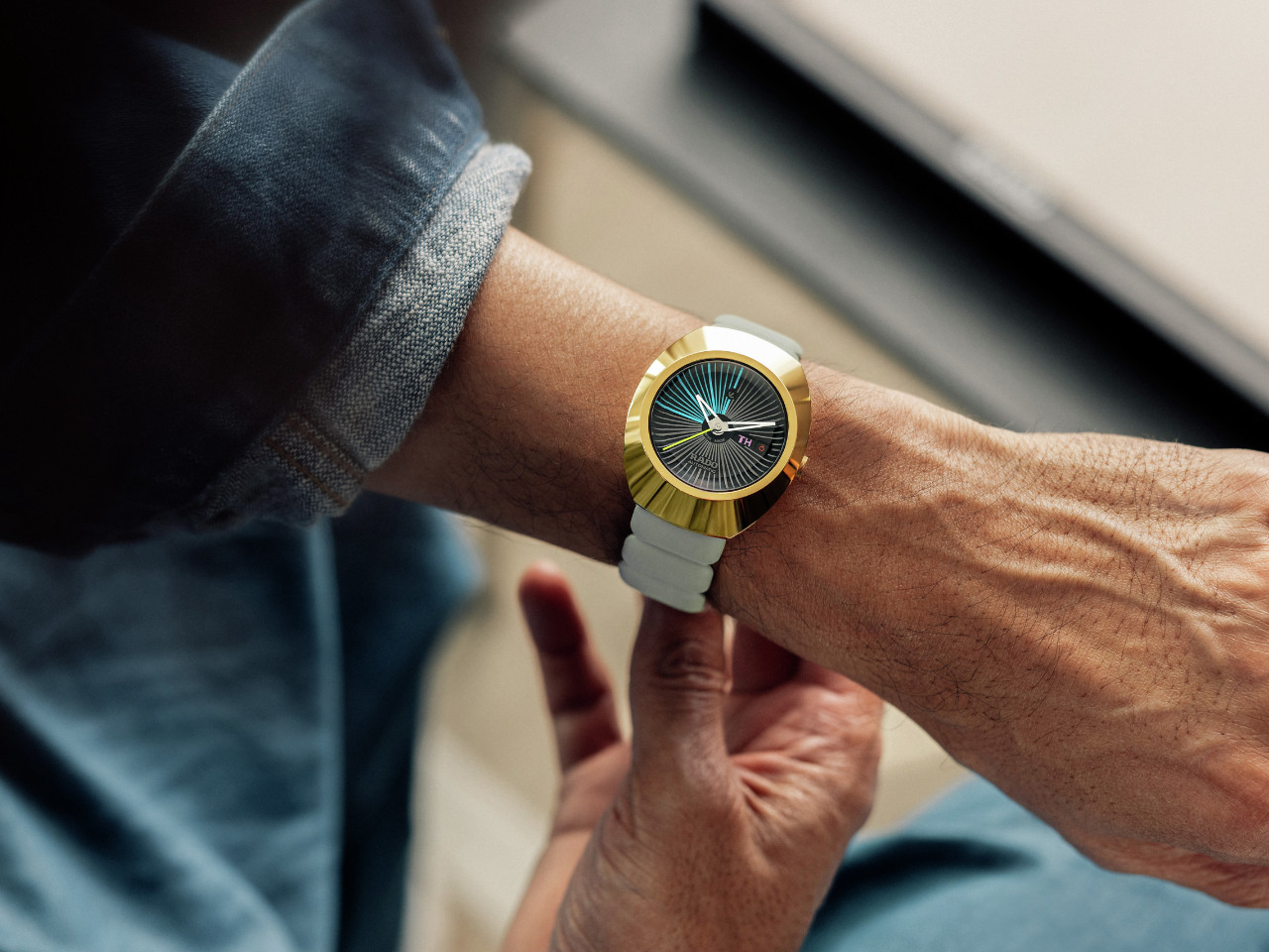 Rado DiaStar Original X Tej Chauhan Special Edition Automatik Edelstahl GG-PVD 38mm schwarzes Zifferblatt graues Kautschukband am Handgelenk