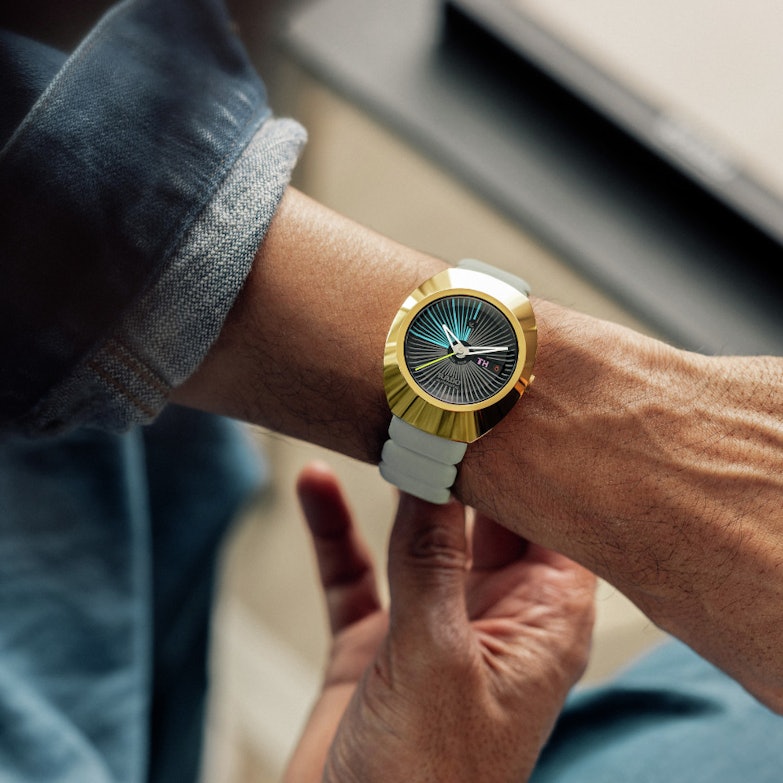 Rado DiaStar Original X Tej Chauhan Special Edition Automatik Edelstahl GG-PVD 38mm schwarzes Zifferblatt graues Kautschukband am Handgelenk