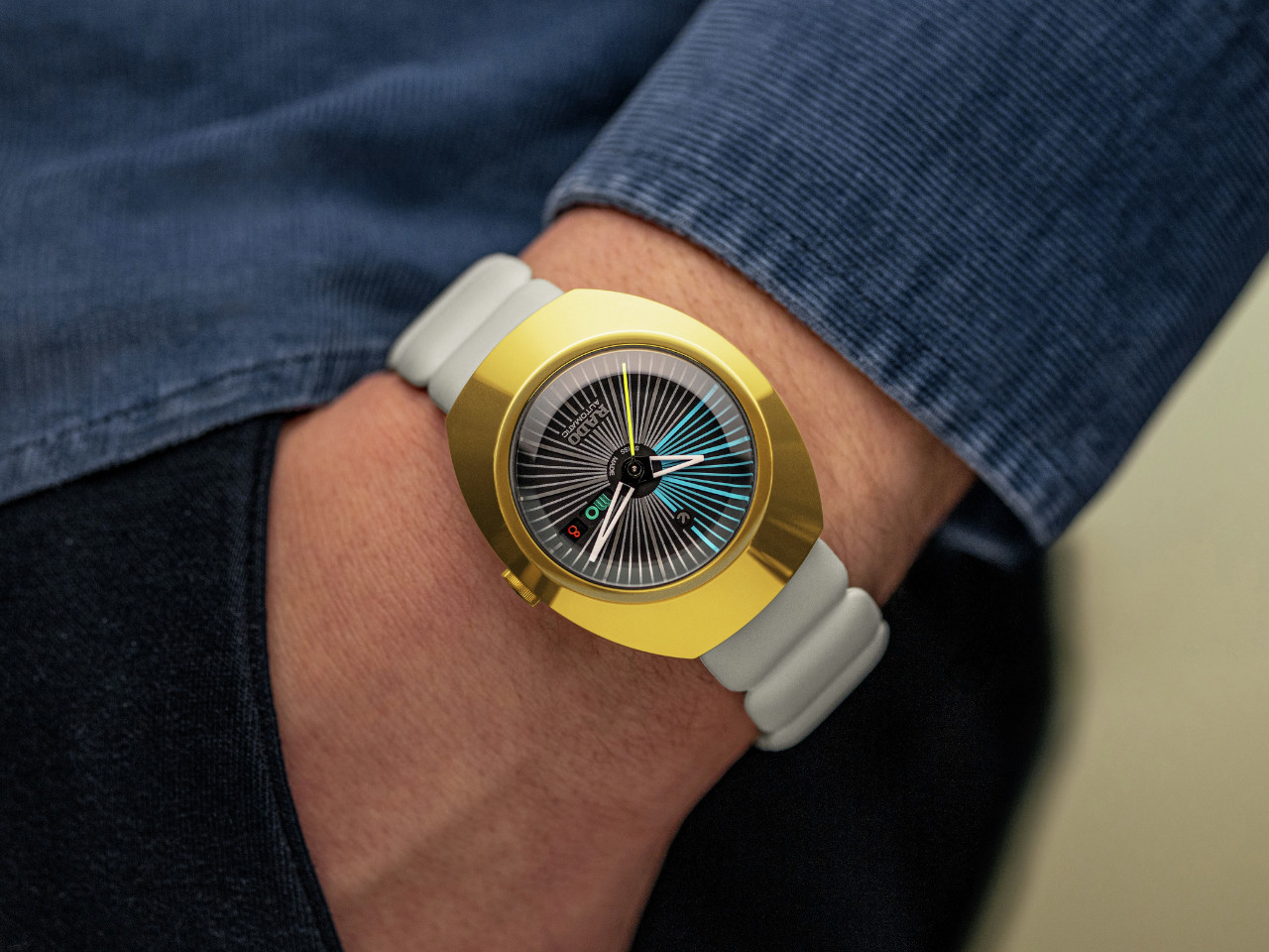 Rado DiaStar Original X Tej Chauhan Special Edition Automatik Edelstahl GG-PVD 38mm schwarzes Zifferblatt graues Kautschukband getragen