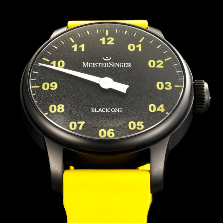 MeisterSinger Black One Limited Edition Automatik Edelstahl Schwarz-DLC 41,5mm schwarzes Zifferblatt gelbes Kautschukband Ansicht