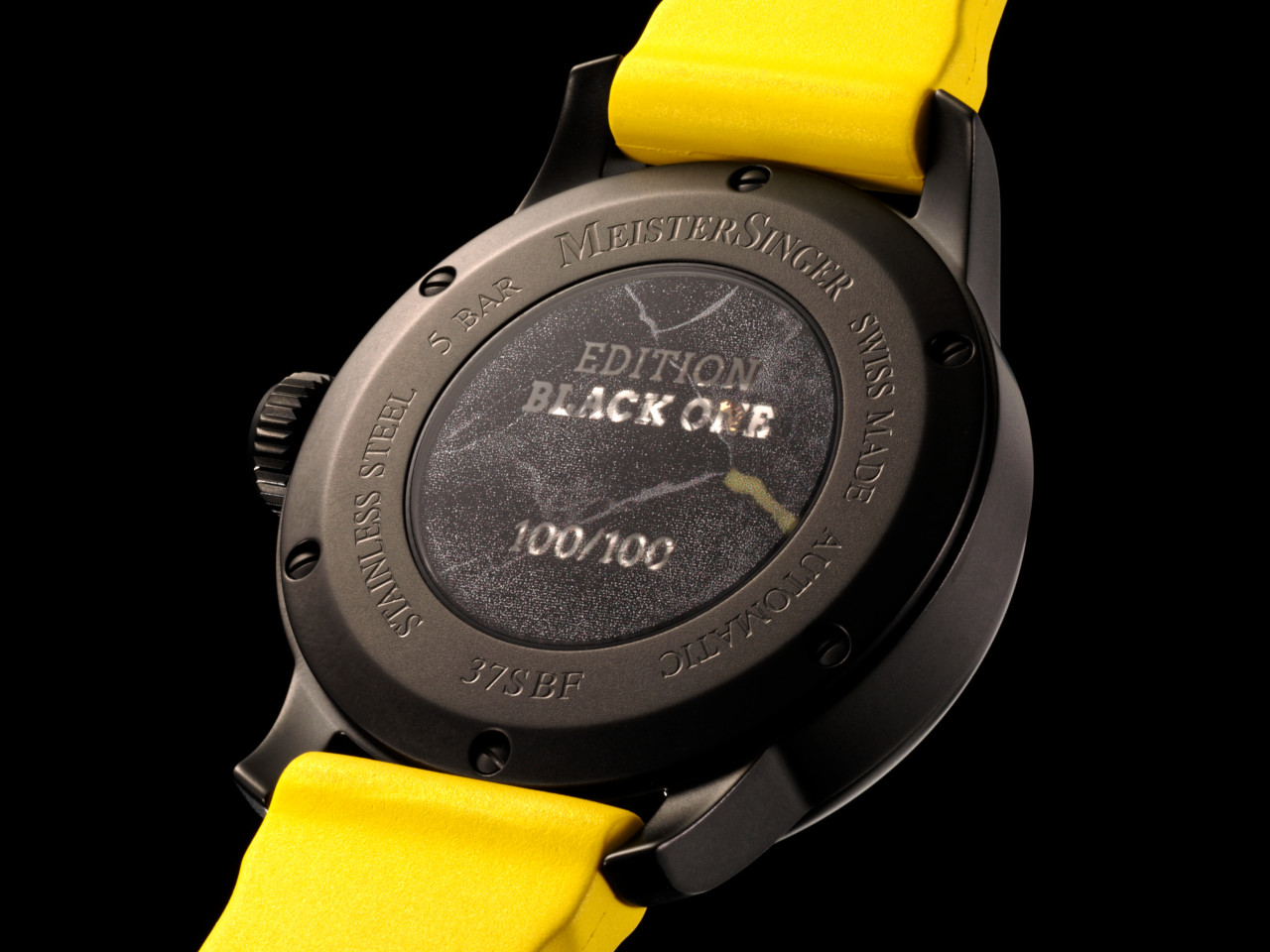 MeisterSinger Black One Limited Edition Automatik Edelstahl Schwarz-DLC 41,5mm schwarzes Zifferblatt gelbes Kautschukband Gehäuserückseite