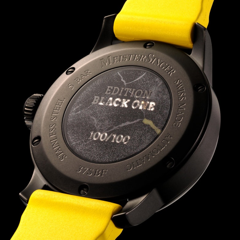 MeisterSinger Black One Limited Edition Automatik Edelstahl Schwarz-DLC 41,5mm schwarzes Zifferblatt gelbes Kautschukband Gehäuserückseite