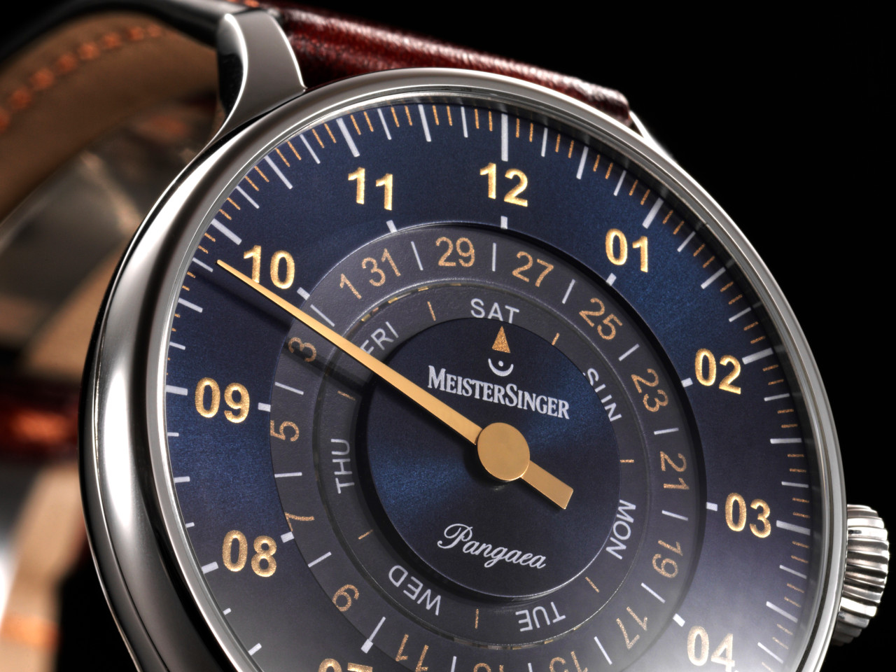 MeisterSinger Pangaea Day Date Automatik Edelstahl 40mm blaues Zifferblatt braunes Lederband Nahaufnahme