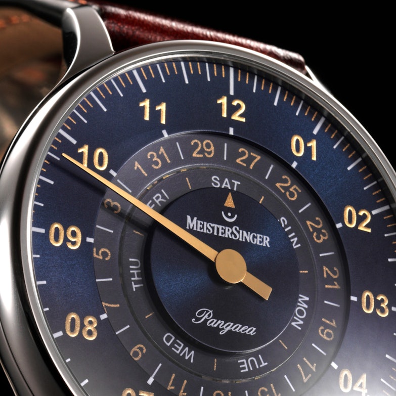MeisterSinger Pangaea Day Date Automatik Edelstahl 40mm blaues Zifferblatt braunes Lederband Nahaufnahme