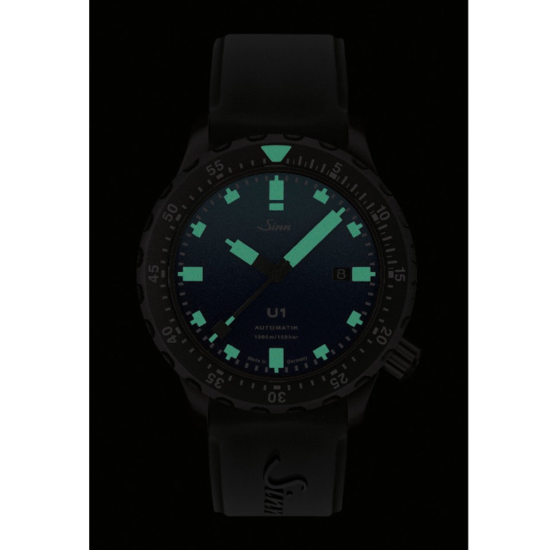 Sinn U1 Limited Edition Juwelier Roller Chemnitz Kulturhauptstadt2025 Automatik U-Bootstahl 44mm blaues Zifferblatt schwarzes Metallband im Dunkeln
