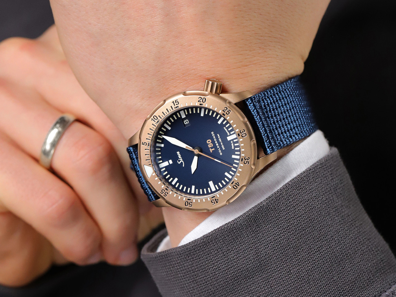 Sinn T50 GOLDBRONZE B Limited Edition Automatik Bronze 41mm blaues Zifferblatt blaues Textilband am Handgelenk