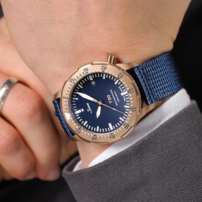 Sinn T50 GOLDBRONZE B Limited Edition Automatik Bronze 41mm blaues Zifferblatt blaues Textilband am Handgelenk